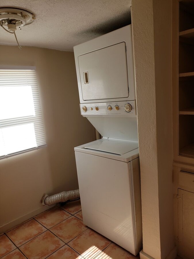 2 Bedroom, 1 Bath with optional Hobby room off the car port - 2 Bedroom, 1 Bath with optional Hobby room off the car port