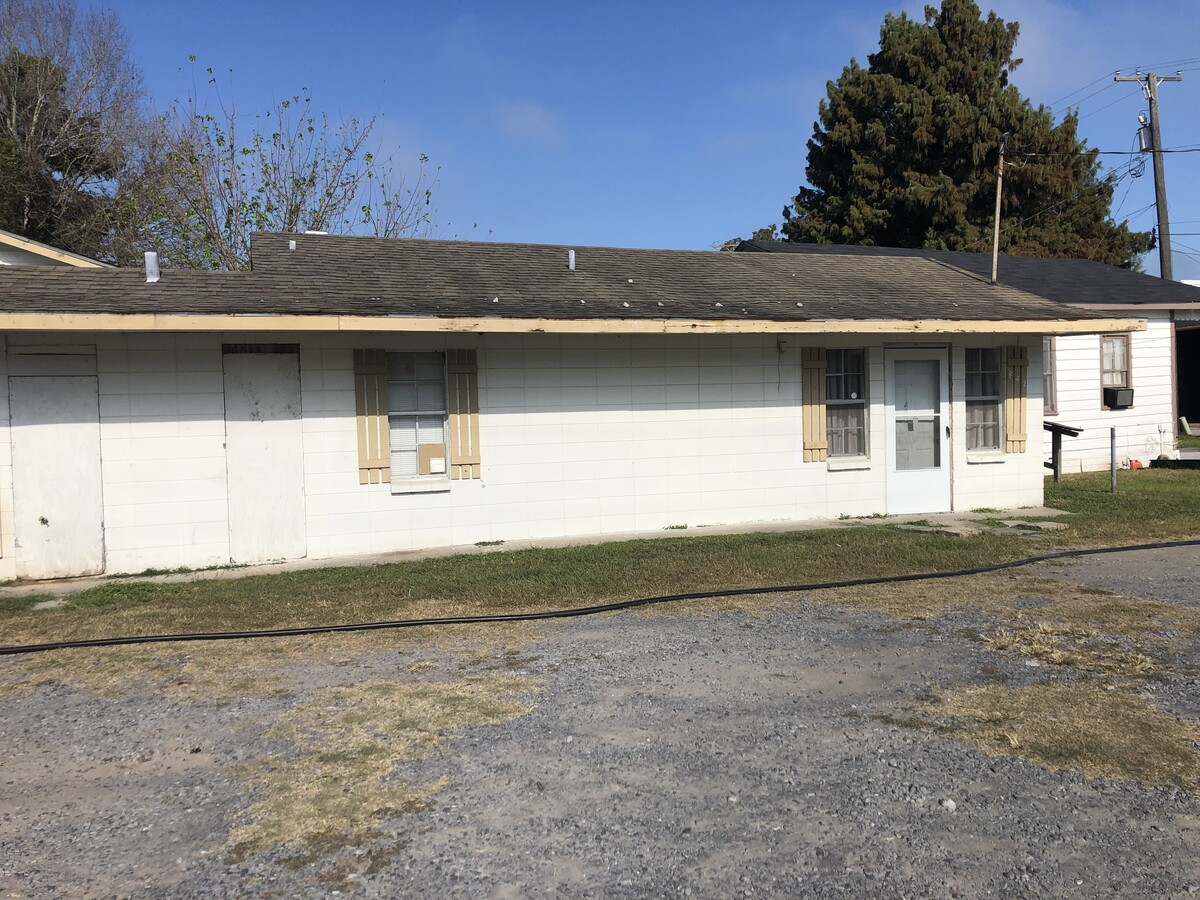 1 bedroom 1 bath. Refrigerator and stove. - 842 Stewart St House