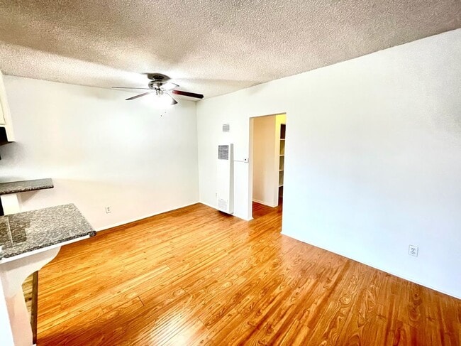 Photo - 5715 Vineland Ave