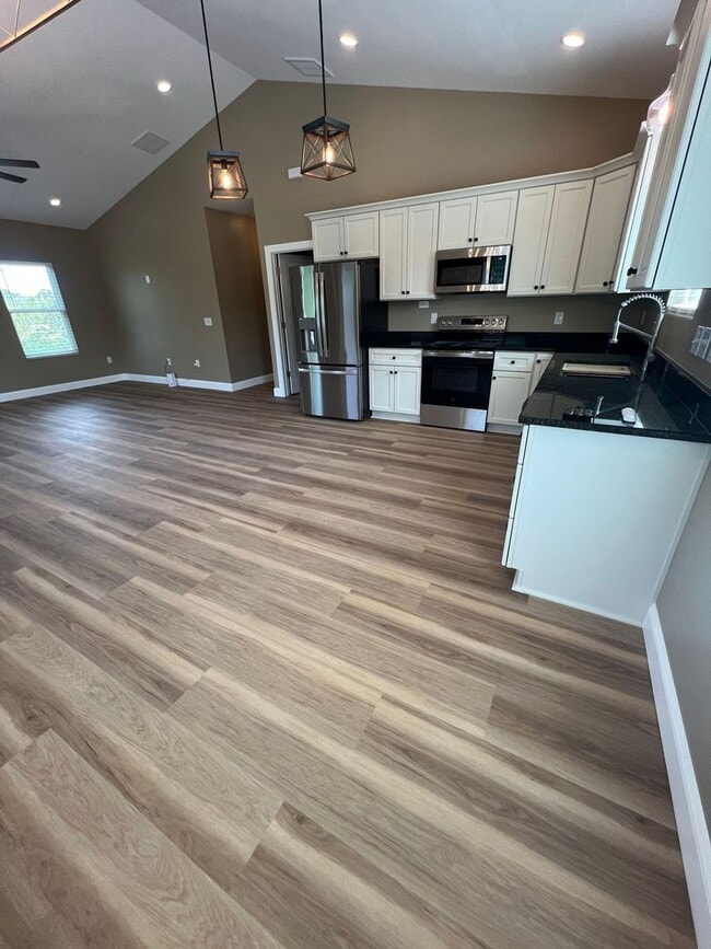 Building Photo - 3 BR, 2 BA Apartment - No HOA