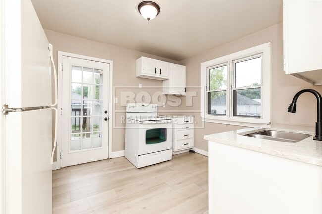 Photo - 3 Bedroom 1 Bathroom Single Family Home Available in Springfield!