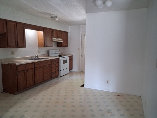 Building Photo - 1006 N Elm St
