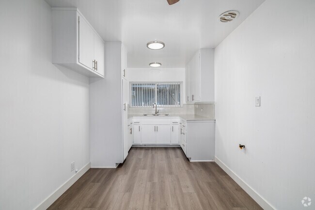 2BR, 1BA - 850SF - Kitchen