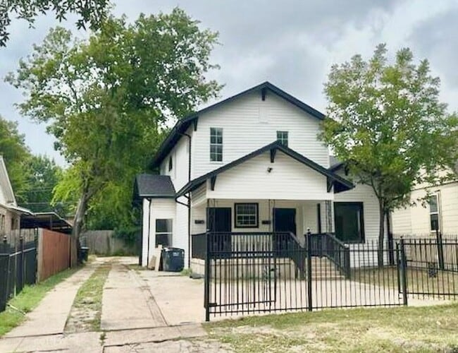 Building Photo - Walking Distance to the Stockyards! Unit 2311 Market Ave B
