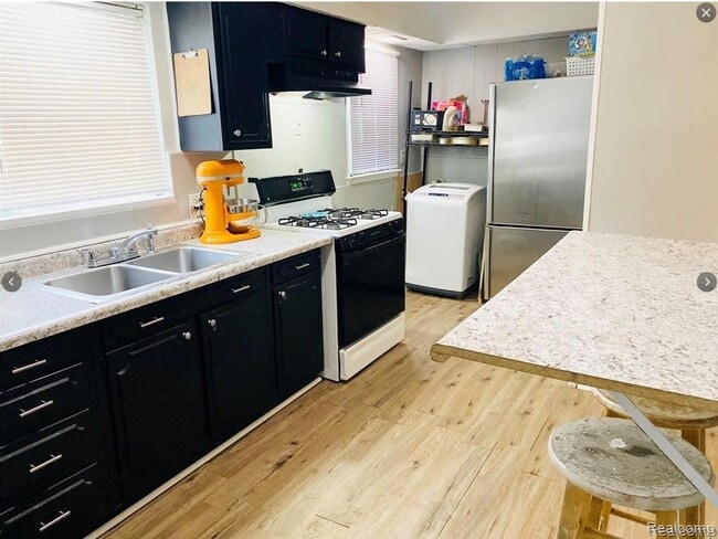 Photo - 11227 Packard Ave