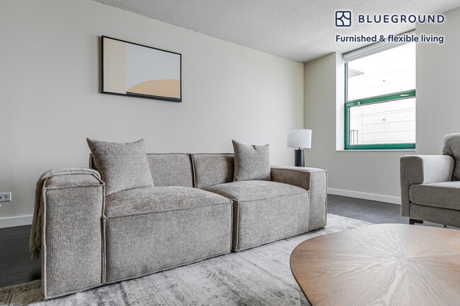 Building Photo - 77 W Huron St