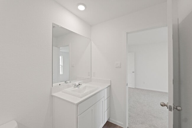 Photo - 925 Sutherland Fls St