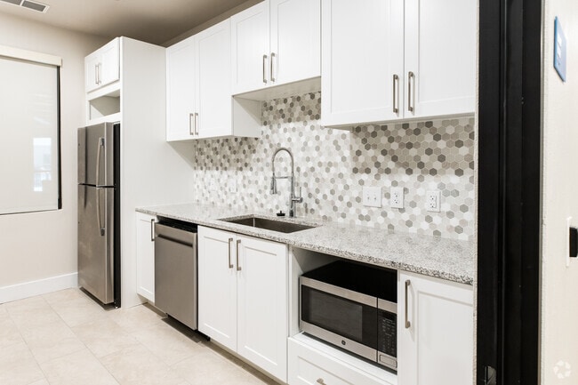 1BR, 1 BA - 590 SF