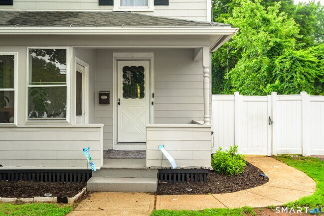 Photo - 165 Oak St