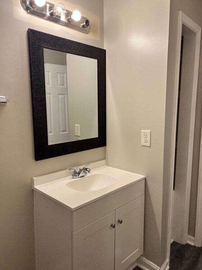 Full bathroom vanity - 6 Sidbrook Ct Casa Adosada