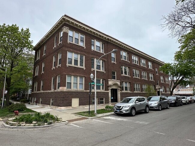 Building Photo - 1224 W Rosemont Ave Rental