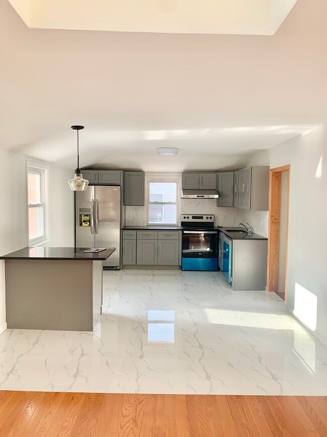 Building Photo - 1652 Stewart Ave Unit 2 Rental