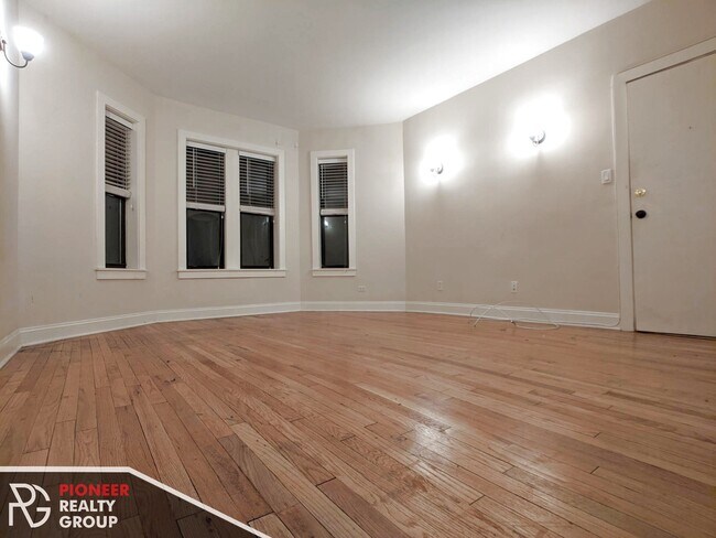 Building Photo - 4038 N Ashland Ave Unit e1 Rental