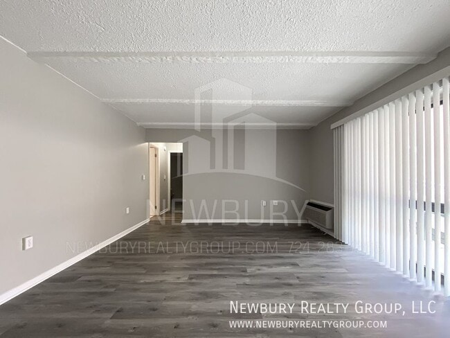 Photo - 530 N Main St