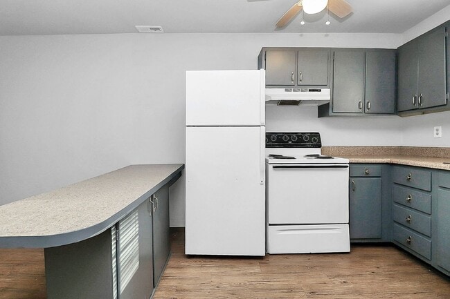 Photo - Lovely Two Bedroom Apartment Near Cotswold!