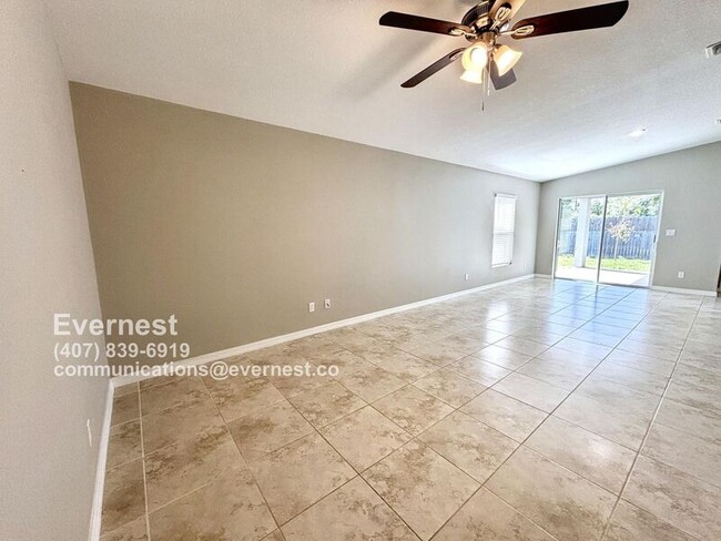 Photo - 795 Carousel St SE