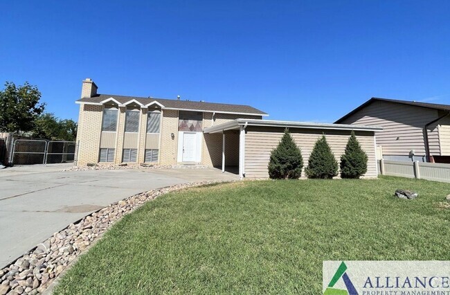Building Photo - Light Up Your Summer – 3 Bed 2 Bath Home f...