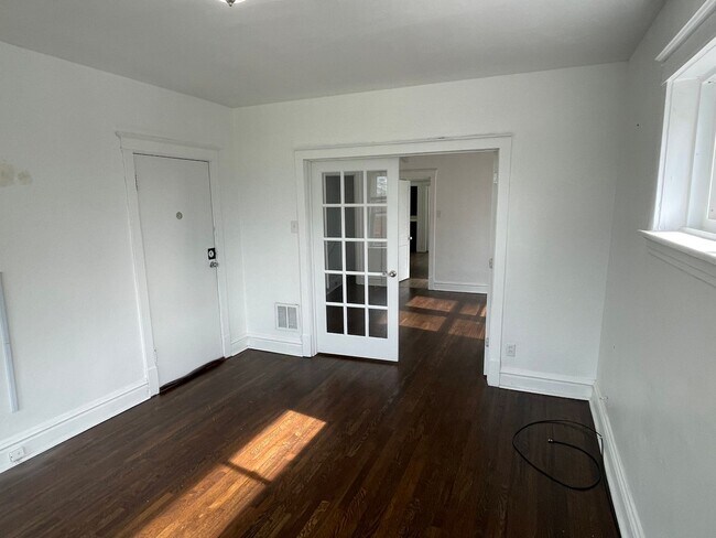 Building Photo - 4919 Lansdowne Ave Unit 2W