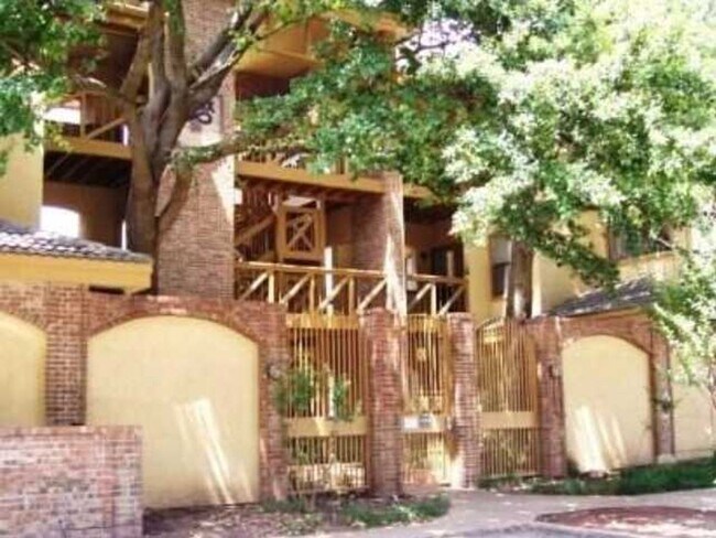 Building Photo - K669 - Croix #227 Unit K669 - Croix #227