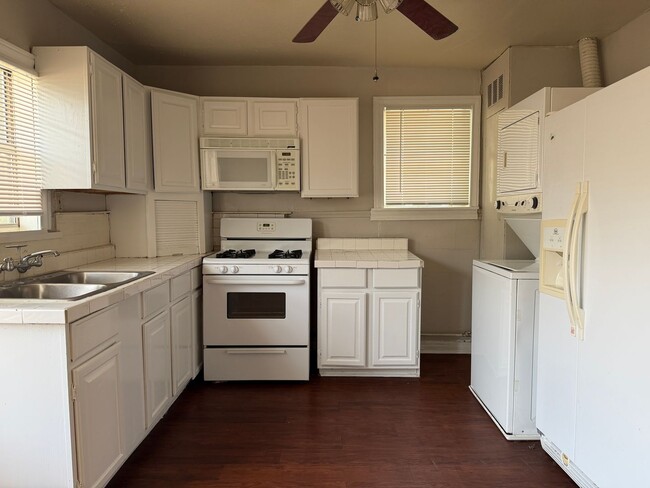 Building Photo - Lovely 1-Bedroom in Mahncke Park Unit Apt 4