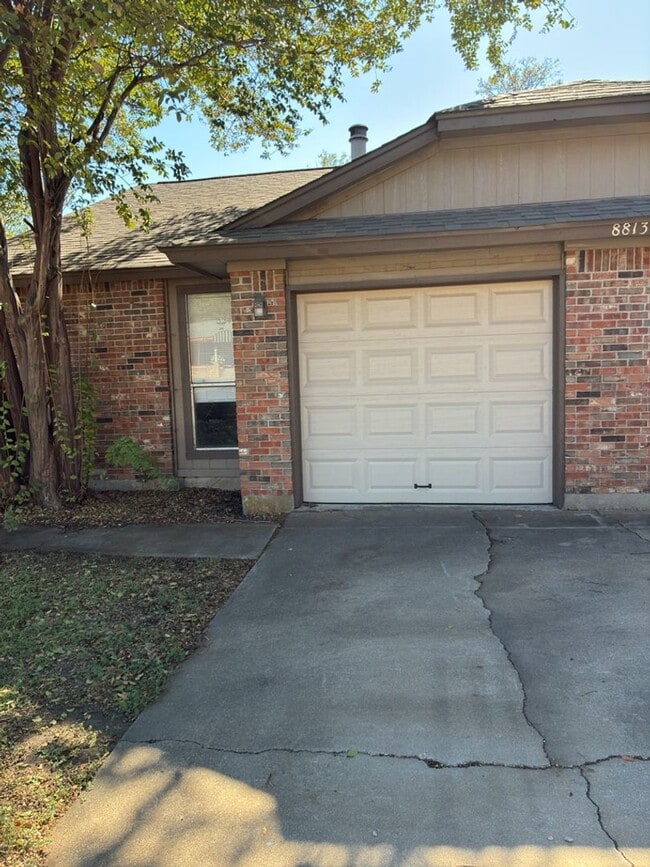 Building Photo - Completely Updated Home – Move In and Enjoy Modern Comfort! Unit A