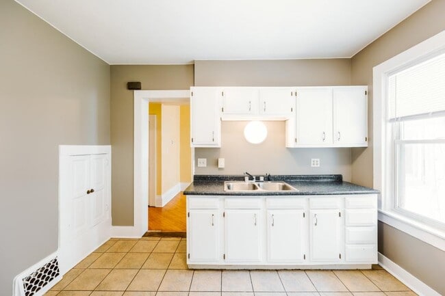 Photo - 609 W 3rd St