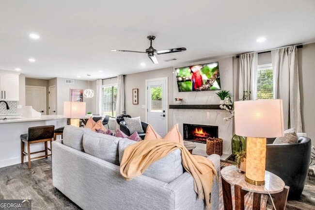 8008 Clearview Cir