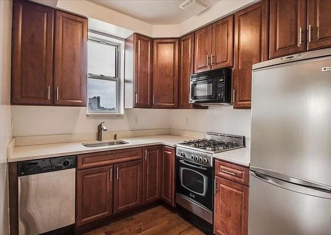 Photo - 25-25 Newtown Ave