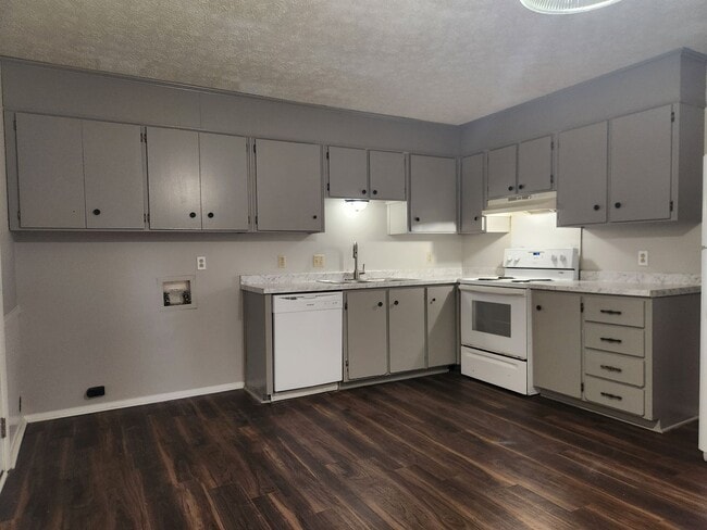 Photo - 2 Bedroom 1 Bathroom Downstairs unit with off street parking in Midtown Savannah Unit A