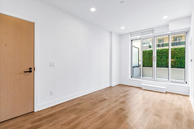 Photo - 200 Redpath Ave