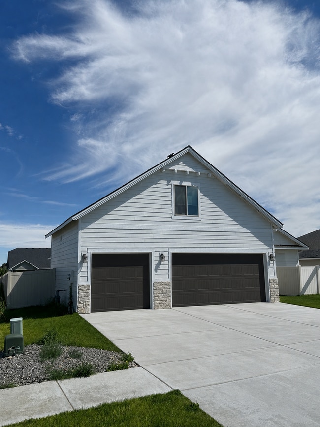 Photo - Spacious 4 Bed, 3 Bath Home with 3-Car Garage & Fully Fenced Yard | Dogs Welcome Boardman OR