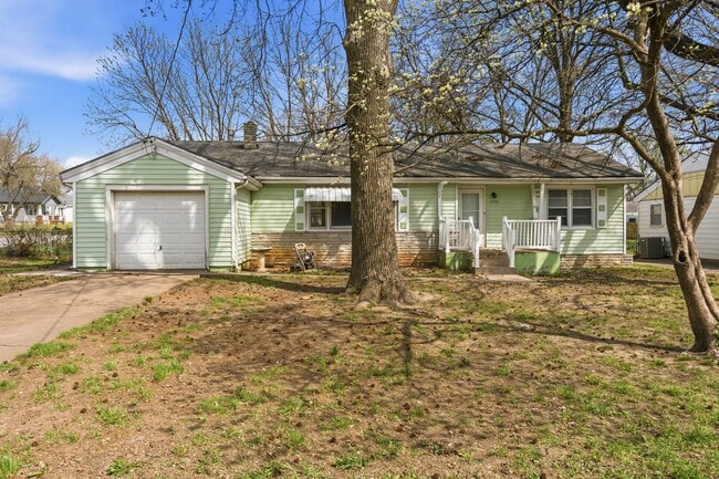 Building Photo - 3 bedroom 1 bath 1 car garage- newly renovated!