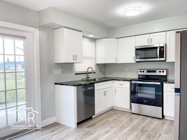 Building Photo - Charming 2 Bed 1 Bath Duplex in NE Cape Rental