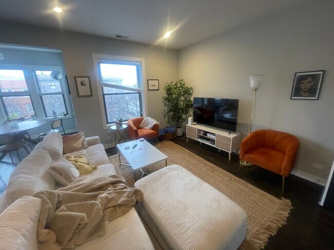 Photo - 1203 W Addison St Unit 3