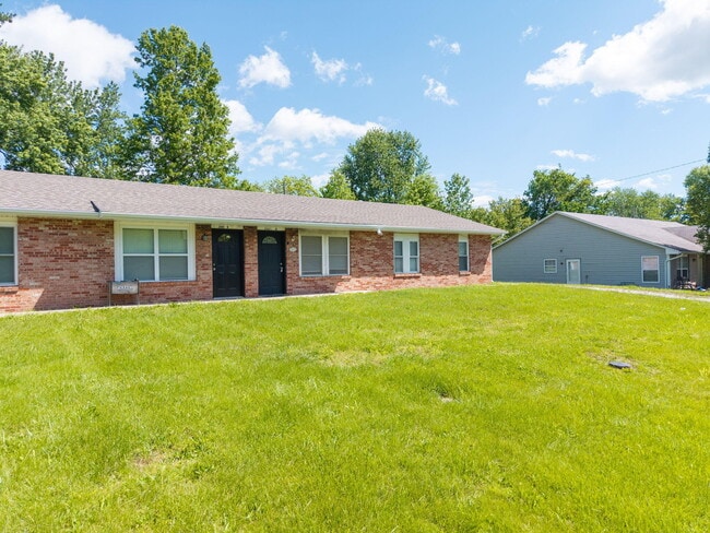 Building Photo - 2601 E Oakbrook Dr