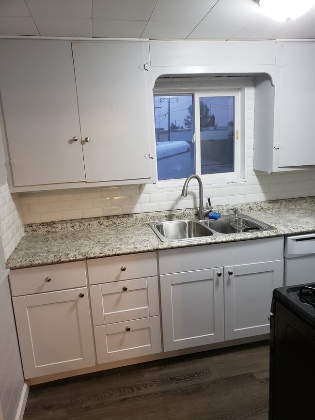 Building Photo - 121 west 8th Street Unit # Rear