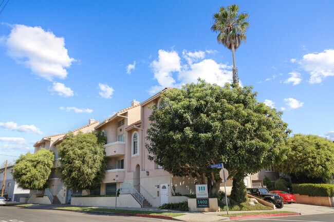 Exterior de Wiseman en Wellesley Steps - Wellesley Steps by Wiseman