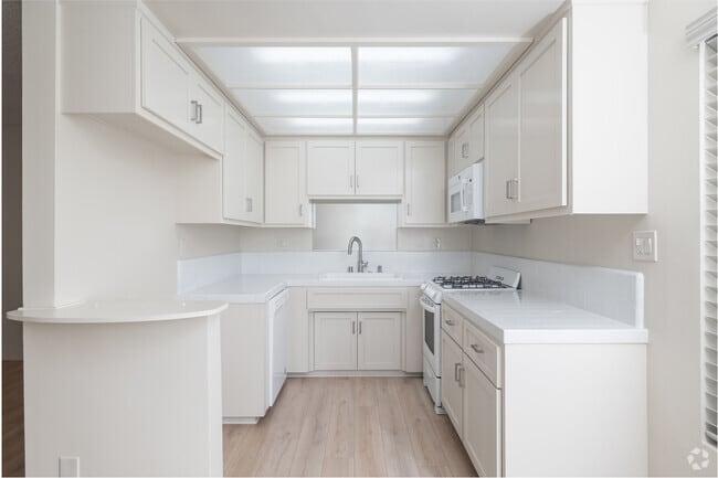 2BR, 2BA - 830SF - Kitchen - Pacific Lanai Apartments