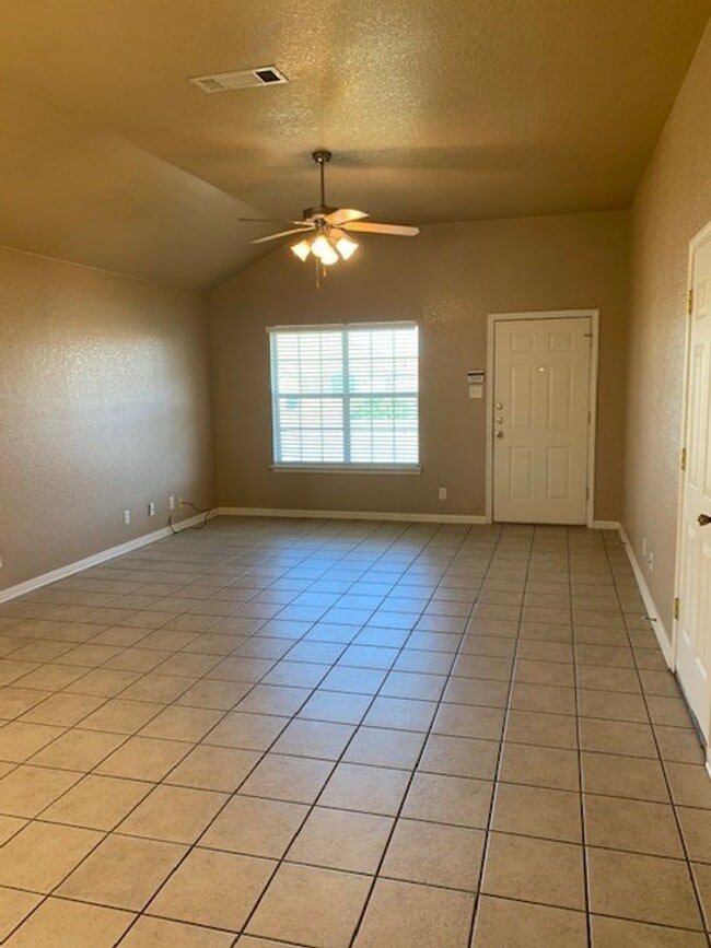 Photo - 3 Bedroom / 2 Bath Duplex – Clear Creek Area – Killeen, TX