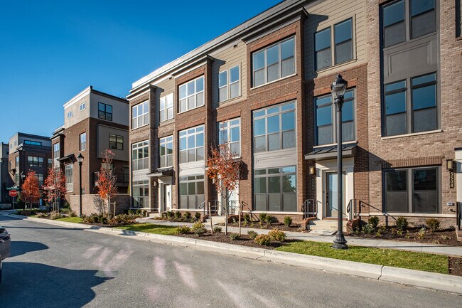 Puerta principal derecha - 5504 Topaz Ln