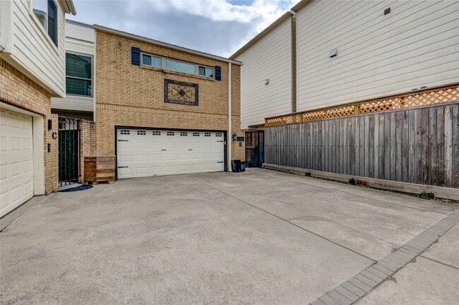 Photo - 2527 Potomac Dr Unit D