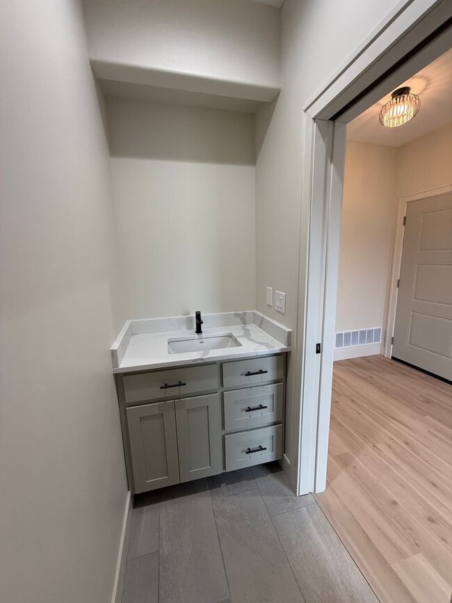 Photo - 6711-6715 New Town Ave. Unidad 6715 New Town Ave.