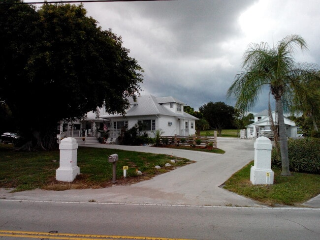 Building Photo - 11107 S Indian River Dr Unit Carriage House