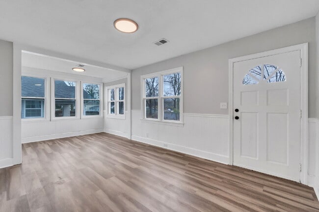 Photo - Stylish 2-Bedroom, 1-Bath Home with Contemporary Finishes ($1200/mo rent***)