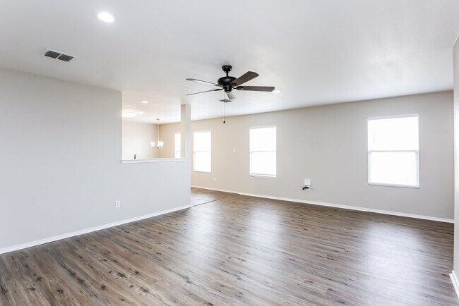 Photo - 16737 Woodside Dr