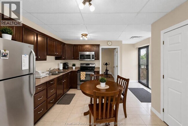 Photo - 255 William St S
