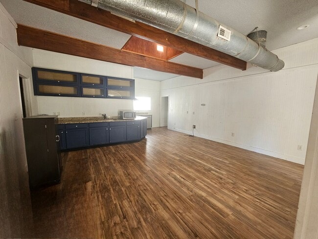 Photo - 3 BD / 2 BA Unfurnished - One block to the...