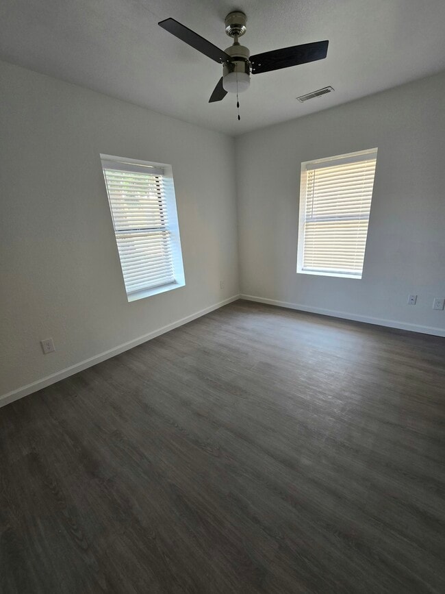 Photo - 300 S 5th St