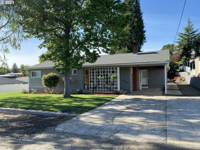 Building Photo - 3 Bedroom 1 Bath Hucrest Home