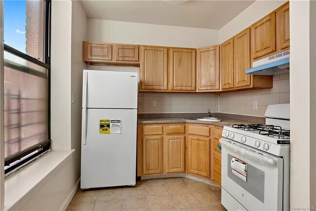 Photo - 400 E 161st St